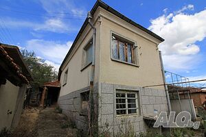 Къща с двор в с. Седларево