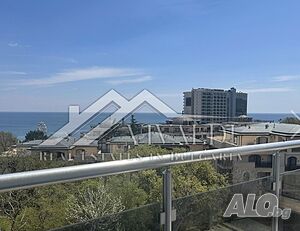 Тристаен апартамент с морска панорама в Златни Пясъци