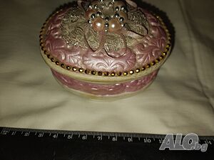 Продавам две порцеланови кутийки за бижута.