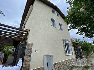 Триетажна къща в центъра на Кошарица