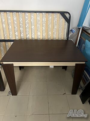 Продавам трапезна маса