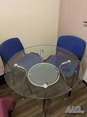 Продавам комплект за хранене от 2 стола и маса.