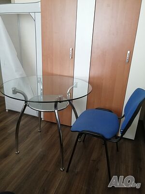 продавам стъклена кръгла маса за хранене