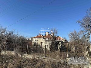Къща с двор в село Крушово, община Карнобат.