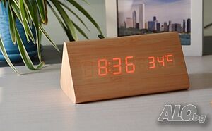 LED Цифров часовник с дървесен дизайн показващ часа и температурата