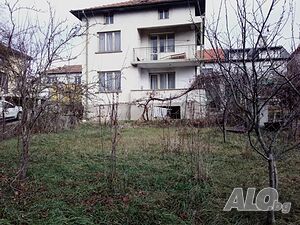 Продавам къща с голям двор на комуникативно място само на 30 км. от гр. София