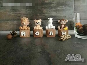 изработва гипсови фигурки животни от джунглата