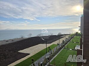 Тристаен апартамент с фронтална гледка към морето в затворен комплекс! 🌅
