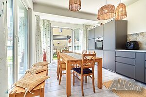 🏡 ✨ Истински дом за живеене: Триетажна къща със самостоятелен двор в Свети Влас с морска панорама!