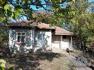 Предлагаме за продажба къща с голям двор в с. Юпер