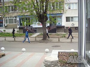 магазин до пазар под наем на голямо кръстовище в жилищен квартал