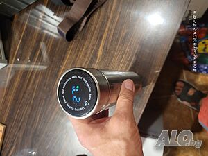смарт термобутилка (термос) от неръждаема стомана с LED температурен дисплей на капачката.