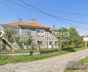 Масивна двуетажна къща в центъра на с. Граматиково