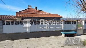 Къща с двор в с. Бата на асфалтов път!