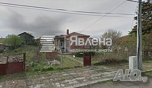 Дворно място със стара къща. Ток и вода!