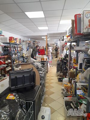 Търговски обект (магазин) заведение за продажба находящо се на международен път.