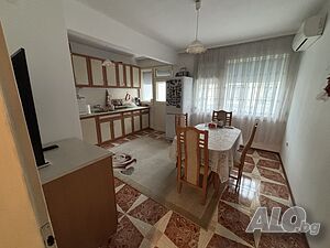 Апартамент под наем с три спални в централна градска част