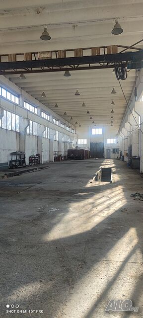 Промишлено хале с кран