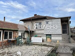 Къща с двор в село Маломир