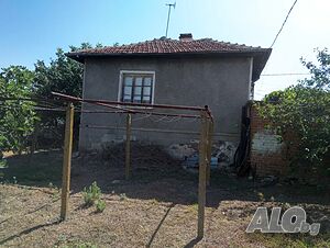 Едноетажна къща с голям двор в с. Хаджидимитрово, на 7 км от Ямбол