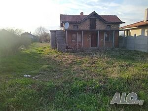 Къща с двор в с. Кабиле