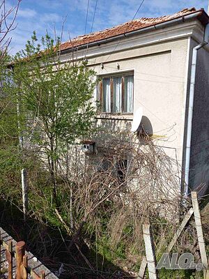🏡 Имот с голям двор и потенциал в село Маломир 🌿🌞