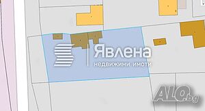Голям парцел със стара къща на главен път в кв. Възраждане