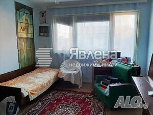 Два етажа от къща с 2 гаража и двор на цената на панелен апартамент