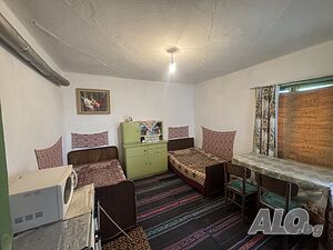 Едноетажна къща с голям двор и кладенец в с. Безмер само на 12 км. от Ямбол