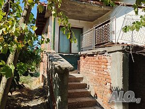 Дворно място 2780 кв.м със стара къща - с. Кабиле