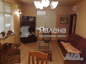 Двуетажна къща с голям двор на околовръстен път Север
