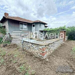 Къща с голям двор в село Ботево