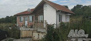 Къща с двор в село Изгрев /област Ямбол/