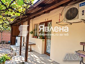 Къща с двор в кв. Възраждане