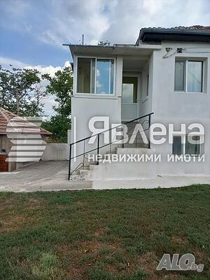Двуетажна реновирана къща с голям двор в Село Челник