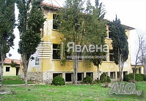 Сграда с голям двор в село Златари