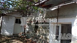 Двуетажна къща в село Първенец