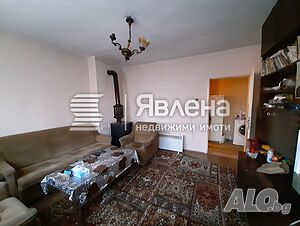 Етаж от къща с партер и 2 гаража