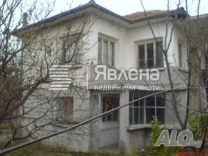 Двуетажна къща в село Маломир
