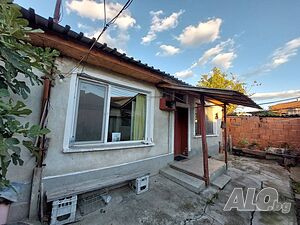 Едноетажна къща с двор в Каргона