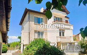 Самостоятелна къща с двор на 5 минути до Централния плаж!