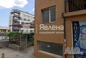 Светъл ПолуСутерен със самостоятелен вход и двор