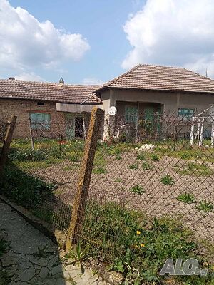 Къща в село Ломци