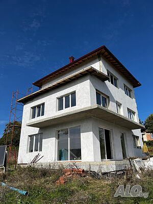 Новопостроена триетажна къща в Бяла