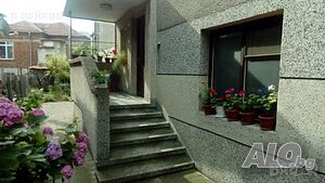 Етаж от къща 6 стаи, антре, 2 тераси, партер 2 стаи, гараж, 2 мази, таван, двор обзаведен топ център