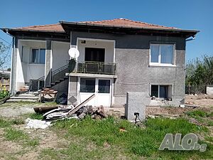 Продавам къща с голям двор