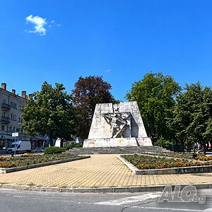 Двустаен тухлен апартамент за ремонт в ТОП центъра на Шумен