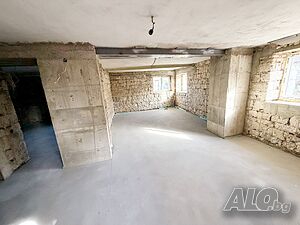 Триетажна къща от собственик с термопомпа, подово, кладенец и 4.5дка двор в близост до гр. Варна