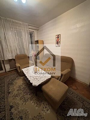 Първи етаж от Двуетажна къща +партерен етаж, Гараж и двор - кв. Каргон