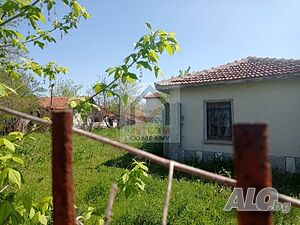 Едноетажна тухлена къща в село Маломир